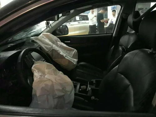 驚險(xiǎn)！遵義一越野車失控沖上人行道，撞入汽車銷售店